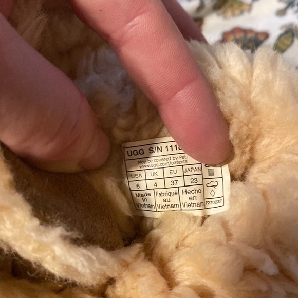 Uggs size 6 - Picture 4 of 4